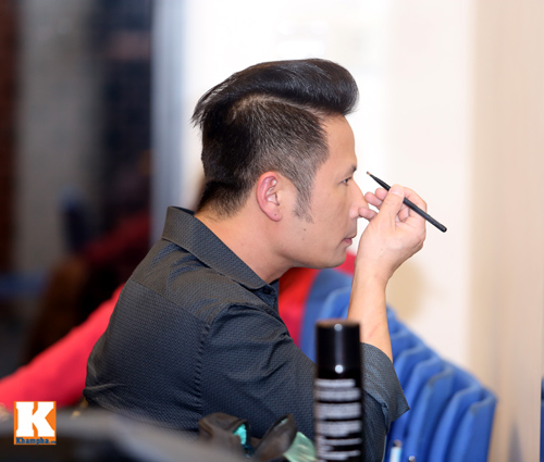 Ngắm Bằng Kiều tự trang điểm trong cánh gà - 1