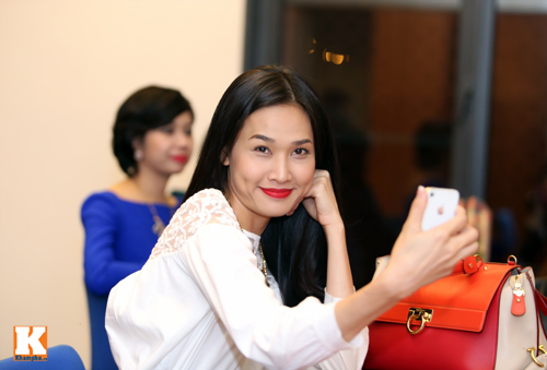 Ngắm Bằng Kiều tự trang điểm trong cánh gà - 12