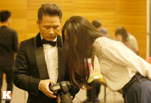 Ngắm Bằng Kiều tự trang điểm trong cánh gà - 15