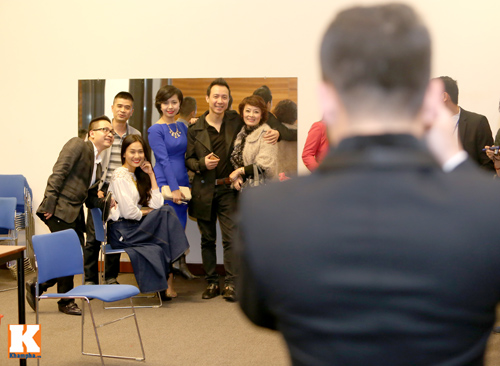 Ngắm Bằng Kiều tự trang điểm trong cánh gà - 14