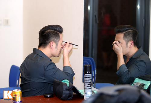 Ngắm Bằng Kiều tự trang điểm trong cánh gà - 3