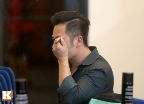 Ngắm Bằng Kiều tự trang điểm trong cánh gà - 2