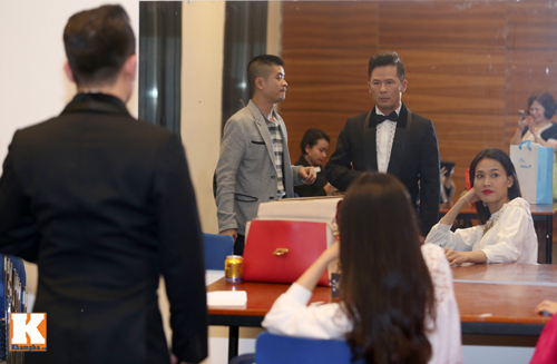 Ngắm Bằng Kiều tự trang điểm trong cánh gà - 5