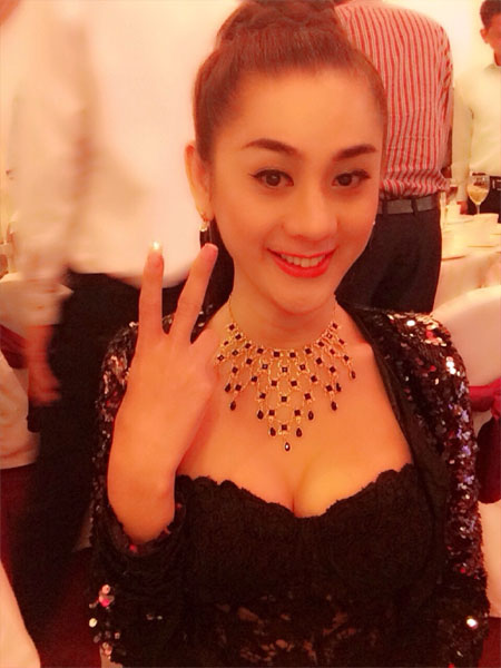 Trần Bảo Sơn cõng con gái trên vai - 9