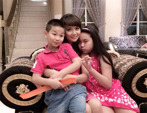 Trần Bảo Sơn cõng con gái trên vai - 11