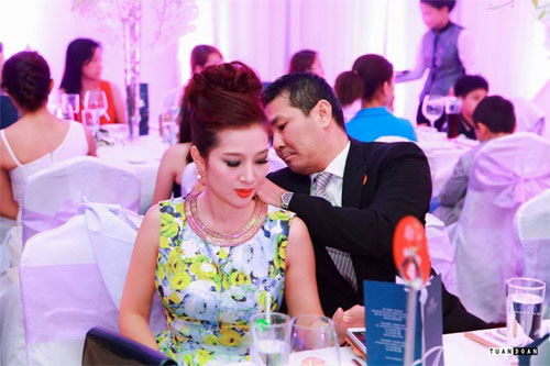 Trần Bảo Sơn cõng con gái trên vai - 3