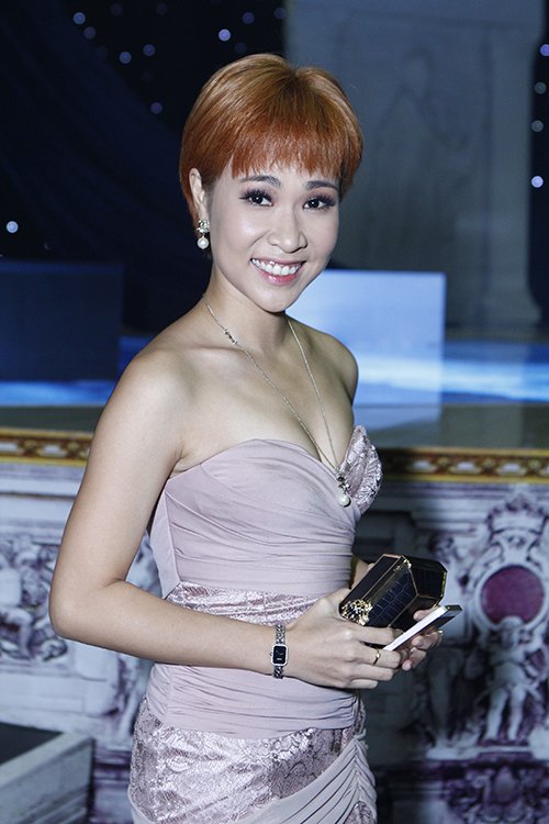 Jennifer Phạm, Uyên Linh quot;hở trên, ngắn dướiquot; - 8