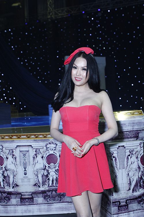 Jennifer Phạm, Uyên Linh quot;hở trên, ngắn dướiquot; - 11