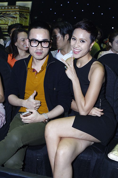 Jennifer Phạm, Uyên Linh quot;hở trên, ngắn dướiquot; - 16