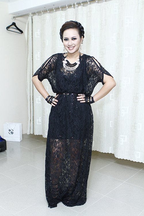 Jennifer Phạm, Uyên Linh quot;hở trên, ngắn dướiquot; - 17
