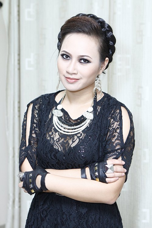 Jennifer Phạm, Uyên Linh quot;hở trên, ngắn dướiquot; - 18