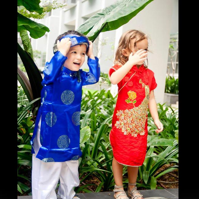 Hai con trai và gái của mẹ Hà Chũn trong trang phục truyền thống. 

