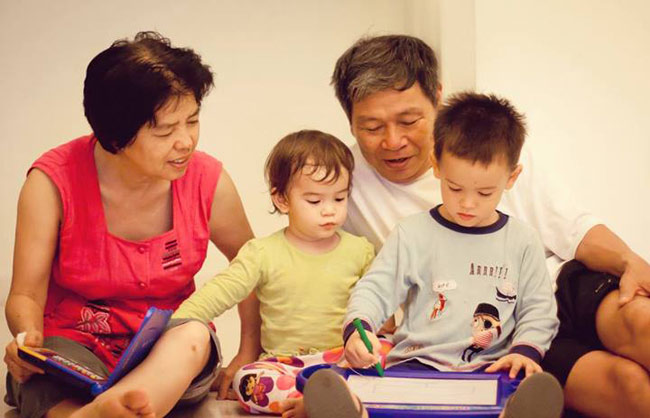 Hai con của mẹ Hà Chũn trong một bức ảnh chụp cùng ông bà. 
