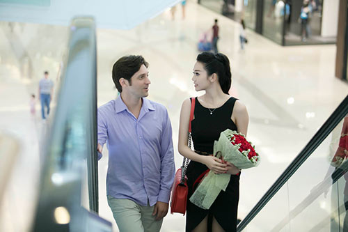 Khánh My hạnh phúc ôm quot;trai Tâyquot; trên phố - 11