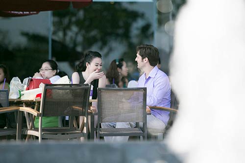 Khánh My hạnh phúc ôm quot;trai Tâyquot; trên phố - 10