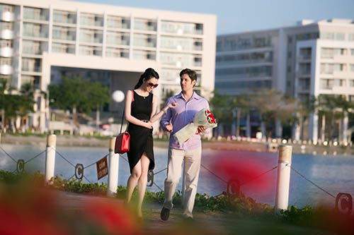 Khánh My hạnh phúc ôm quot;trai Tâyquot; trên phố - 6