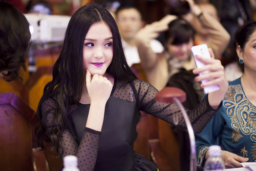 Bà Tưng nổi nhiều mụn dù trang điểm kĩ - 4