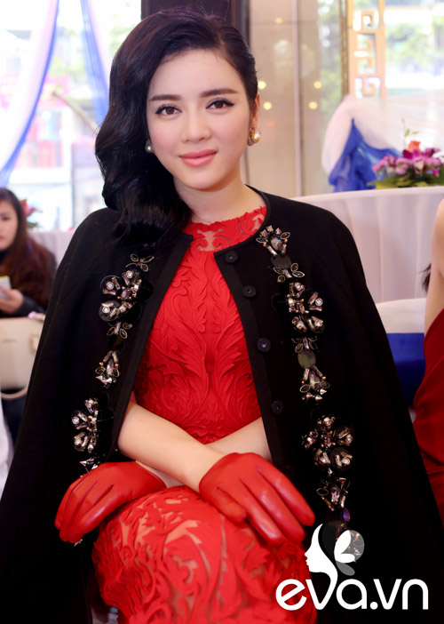 Lý Nhã Kỳ diện quot;câyquot; hàng hiệu đi sự kiện - 1