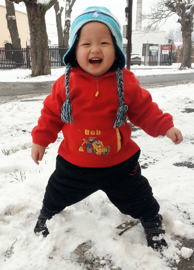 Bé mới được mẹ chụp cho bộ ảnh chơi đùa dưới tuyết nên rất muốn chia sẻ với tất cả các bạn.
