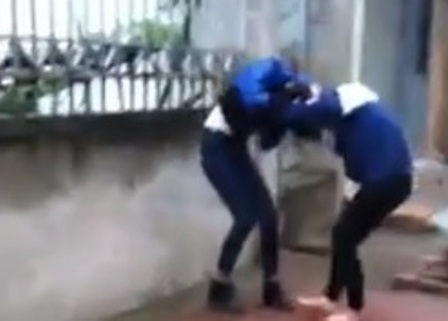 Phẫn nộ màn #039;túm tóc#039;, #039;xé áo#039; của hai nữ sinh - 1