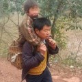 Tin tức - Cha cõng con 30 km đến trường mỗi ngày