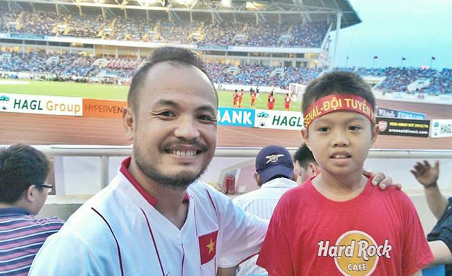 Cậu anh trai Bình Minh mới hơn 10 tuổi, có cùng sở thích xem bóng đá với bố. 
