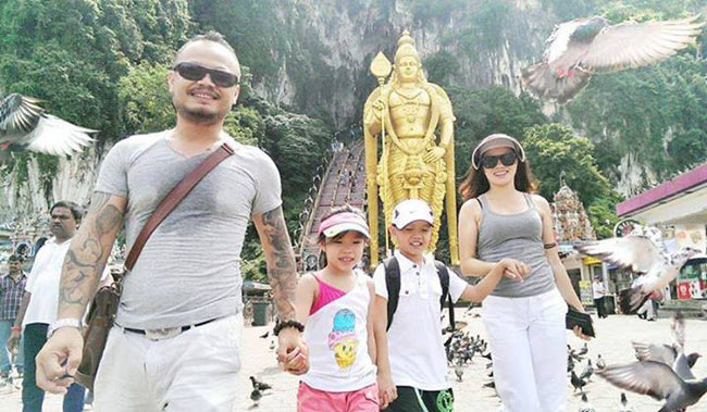 Cả gia đình trong chuyến du lịch Malaysia.
