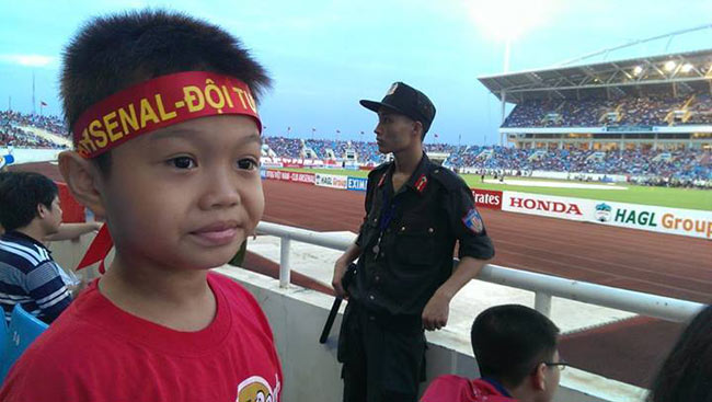 Bình Minh theo chân bố đi xem bóng đá tại sân Mỹ Đình Hà Nội.
