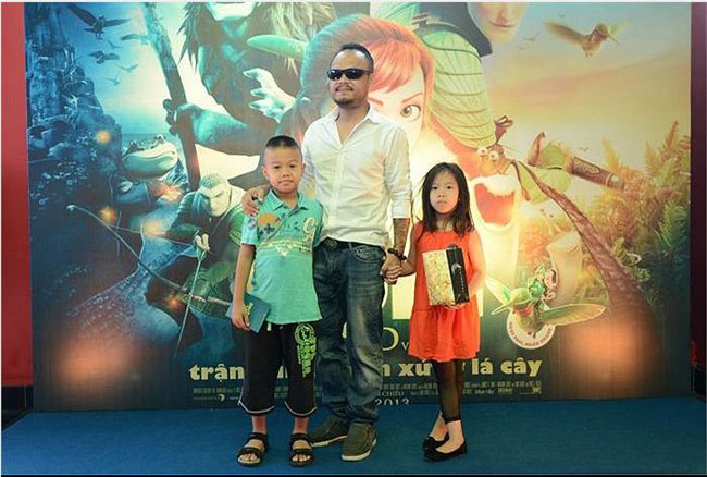 Ba bố con bị bắt gặp trong một buổi công chiếu phim tại Hà Nội. 
