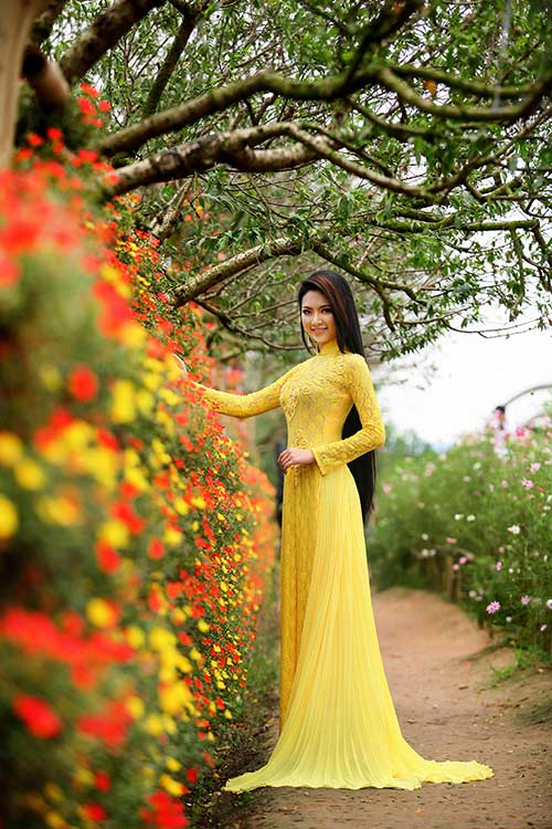 HH Ngọc Anh đẹp rực rỡ giữa thiên nhiên - 2