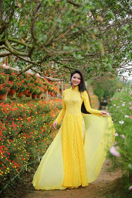 HH Ngọc Anh đẹp rực rỡ giữa thiên nhiên - 3