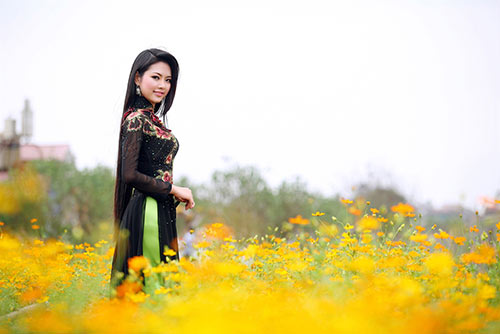 HH Ngọc Anh đẹp rực rỡ giữa thiên nhiên - 4