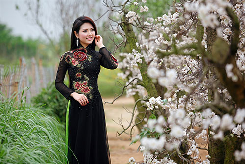 HH Ngọc Anh đẹp rực rỡ giữa thiên nhiên - 5