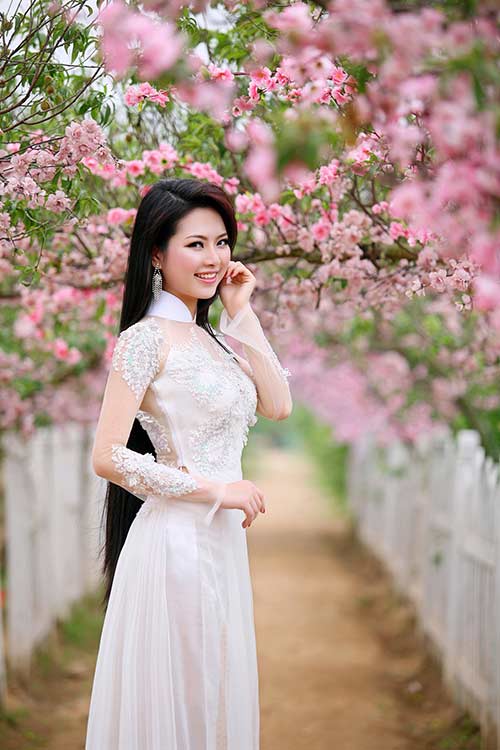 HH Ngọc Anh đẹp rực rỡ giữa thiên nhiên - 10
