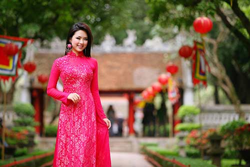 HH Ngọc Anh đẹp rực rỡ giữa thiên nhiên - 1