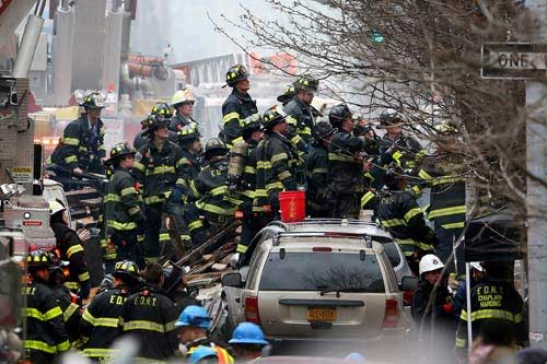 Lính cứu hỏa New York xả thân cứu hộ trong đống đổ nát - 1