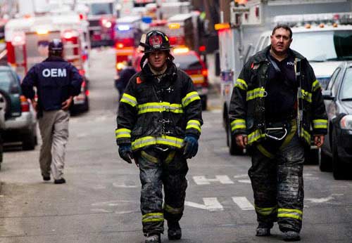 Lính cứu hỏa New York xả thân cứu hộ trong đống đổ nát - 6