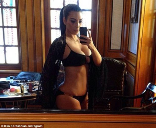 Kim Kardashian khoe bụng ‘siêu phẳng’ - 2