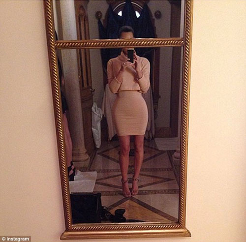 Kim Kardashian khoe bụng ‘siêu phẳng’ - 3
