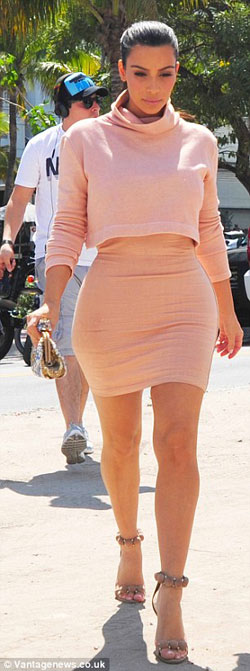 Kim Kardashian khoe bụng ‘siêu phẳng’ - 5