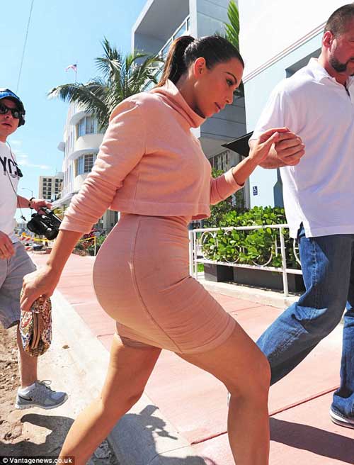 Kim Kardashian khoe bụng ‘siêu phẳng’ - 8