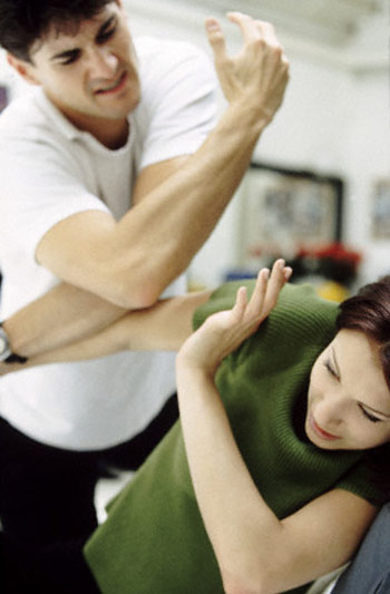 Chồng đánh tôi trước mặt bạn bè để ‘dằn mặt’ - 2