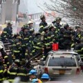 Tin tức - Lính cứu hỏa New York xả thân cứu hộ trong đống đổ nát