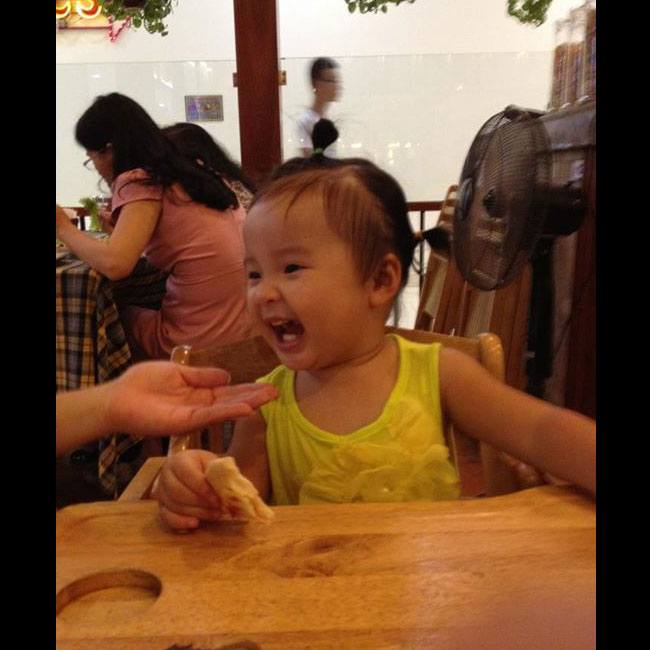 Nụ cười rạng rỡ của cô con gái nhỏ khi được bố mẹ cho đi ăn pizza. 
