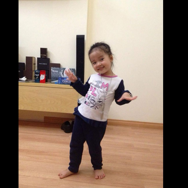 Bảo Hân là một cô bé rất hiếu động và thích ca hát, nhảy múa.
