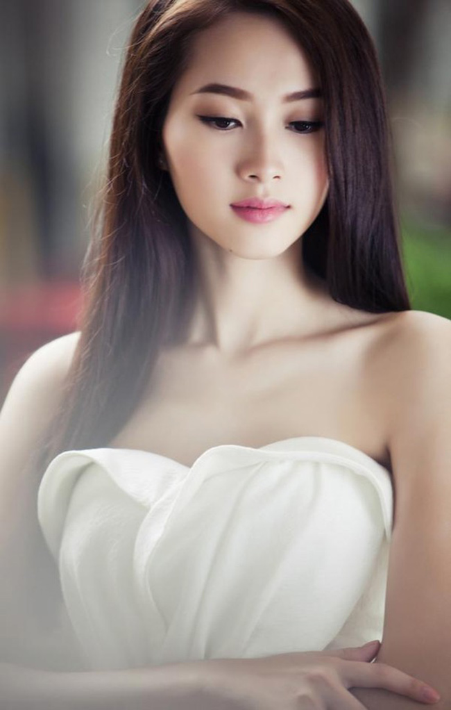 Hoa hậu Đặng Thu Thảo sở hữu vẻ đẹp mong manh, thuần khiết hiếm có. 
