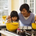 Làm mẹ - Học mẹ Nhật dạy con bếp núc từ 4 tuổi