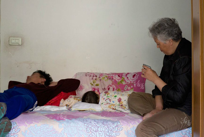Sau bữa cơm trưa, bố mẹ Pao Pao quay trở lại đi làm. Bà nội lại ngồi trông cháu ngủ.
