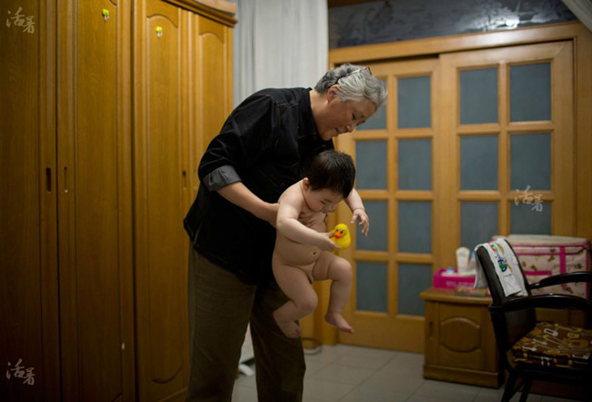 8 giờ tối tắm xong cho Pao Pao cũng là thời gian kết thúc một ngày “làm việc” của bà nội
