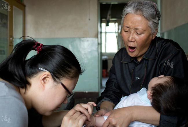 Để mẹ Pao Pao cắt móng tay cho cháu, bà nội phải ngồi bế Pao Pao một lúc lâu, thỉnh thoảng không tránh khỏi tiếng ngáp.
